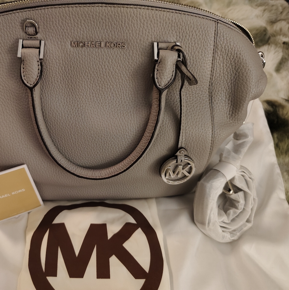 Michael Kors Riley Large Satchel/Shoulder Bag in Pearl Grey with silver hardware